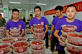 面对洪灾，范冰冰黄晓明赵薇在捐款，这位老板在捐龙虾，一样大赞图片