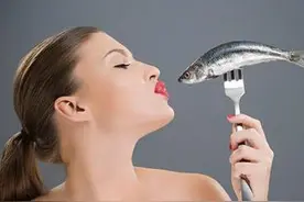鱼贩偷摸下药,活鱼瞬间麻翻！带你见识一下日本人发明的黑科技！图片