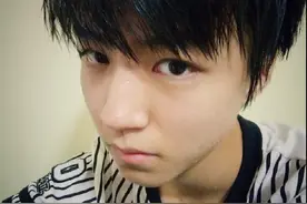 王俊凯晒练舞后自拍：成为更好的自己图片