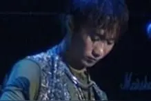 Beyond演唱会黄家驹忘情扫断琴弦 却成就了这个经典手势图片