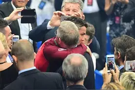 欧洲杯决赛最感人一幕！C罗征服世界不过是为了回到他身边！图片