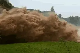 洪水猛涨 ，看看山西祁县泄洪的壮观场面，震撼！图片
