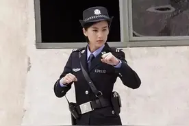 《活宝》女主黄圣依：一秒举枪变霸道警花，帅翻全场图片
