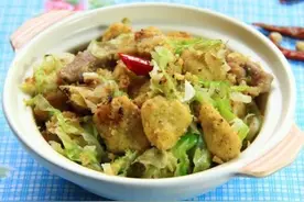 圆白菜炒窝头，把窝头炒成女士中药，刮油去脂治便秘图片