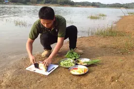 钓友水边秀厨艺，手艺好，不愁找媳妇图片