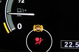 汽车电脑板故障，维修店报价2000元，老司机提醒后只花18元图片