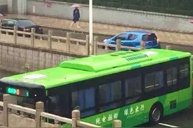 公交也能玩原地漂移，真的是老老老司机啊图片
