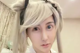 网络争议人物“蛇精男”逛街被打，微博放话“你们等着！”图片