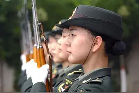 探访三军仪仗队 年均穿破七双军靴图片