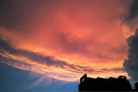 西安东郊上空出现七彩祥云图片