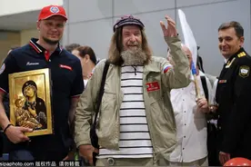 俄罗斯旅行家打破纪录 以最快速度热气球环游世界图片