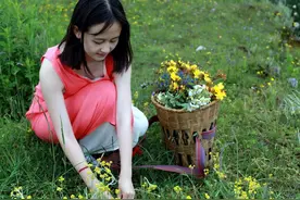 清纯自然她比花儿还美图片