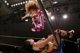 日本女性摔跤比赛，这场面单是表情就能把对手吓倒了图片