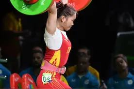 举重——女子63公斤级：中国选手邓薇两破世界纪录并夺冠图片