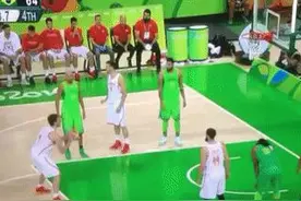 加索尔关键球罚丢，场下球迷对其竖中指！图片