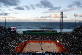 沙滩排球比赛继续进行图片