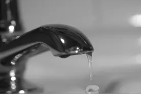 150块买一个厨房水龙头，刚用三年就成了这样图片