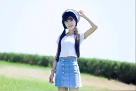 草地上的长腿清纯美女，超漂亮的图片