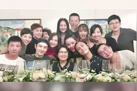 同窗情谊深！陈坤晒北电96班聚会照 黄晓明也来了视频封面