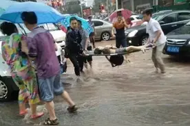 达州小女孩牵手老人过马路 被洪水冲入车底溺亡图片