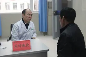 武汉同济医院博导团队为黄冈老区群众送健康图片