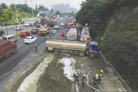 油罐车高速路上遭追尾漏油 消防施救5小时图片