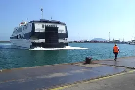实拍外国渡轮是怎么停船靠岸的，船也有倒车功能