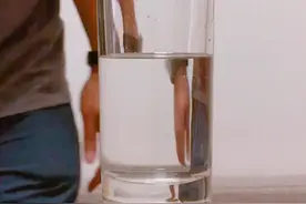 「冷叔实验室」圈子不同，水和油也可以相融！因为“它”跟水和油的关系都不错！猜猜这个生活常用的它是谁？视频封面