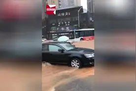 8号台风“玛利亚”来袭，宁乡多地出现积水，市民出行受阻