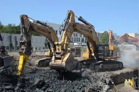 卡特390F挖掘机，带着铲斗来撬钢筋水泥