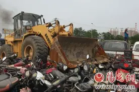 西安一天销毁无人认领机动车17辆 三轮车126辆图片