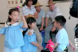 小鱼儿主动向信儿要求抱抱，信儿：不行，我不可以亲你的视频封面