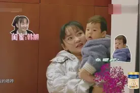 嗯哼看着弟弟一脸懵：我俩怎么长得一模一样啊