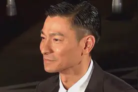 56岁刘德华全家近照 素颜妻子沧桑似路人 5岁女儿正面照太美