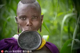 非洲盘唇族惊爆眼球 割开嘴唇塞个大盘子不忍直视图片
