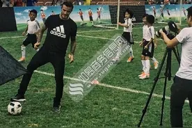 贝克汉姆现身广州执信中学 与学生足球互动小秀球技图片