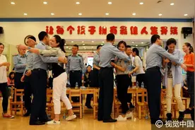 北京蓝天幼儿园女教师与空军军官携手参加联谊活动图片