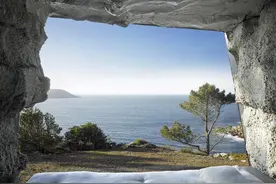 他在石头里凿出了无敌海景房 没花钱就能面朝大海春暖花开图片