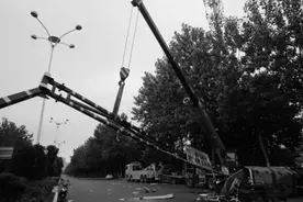 货车挂倒限高架四车“躺枪” 一骑三轮车女子受伤图片