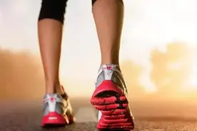 窥鞋底而知健康 鞋底磨损速度越快越要注意图片