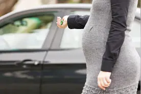 大肚子开车危险吗 怀孕多久不能开车图片