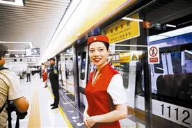 深圳地铁11号线正式开通 众多市民纷纷进行体验图片