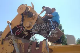 男子被粉碎机“吞”一只腿 疼得全身发抖痛苦呻吟图片