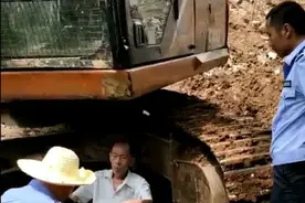 六亩塘镇一老人工地阻工 被依法行政拘留图片