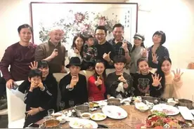 段奕宏小陶虹24年同学再聚首 感叹“我们都好好的”图片