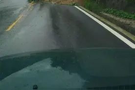 巨石砸中客车 司机罹难前紧踩刹车救下38名乘客图片