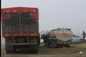 榆林一油罐车伪装成洒水车为过往货车加油图片