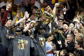 骑士夺队史首个NBA总冠军 詹皇跪地痛哭图片