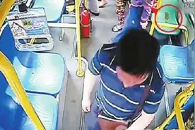 台媒:大陆男子把公车当厕所 脱裤在座位上大便图片