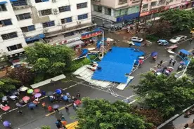 遂宁大风掀翻雨棚砸中路过三轮车 两学生轻伤图片